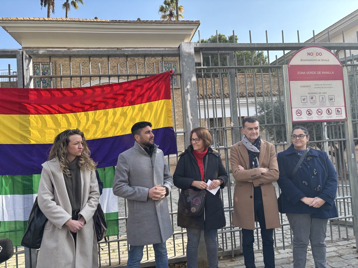 juandepca's tweet photo. En #SevillaHoy, concentración en antigua prisión La Ranilla contra las políticas de PP-Vox sobre #MemoriaHistorica en @Ayto_Sevilla. “Mientras a sus golpistas “caídos” los mantienen en los “altares”,nuestros represaliados por defender el orden republicano siguen en fosas comunes” https://t.co/E6RbHvLraG