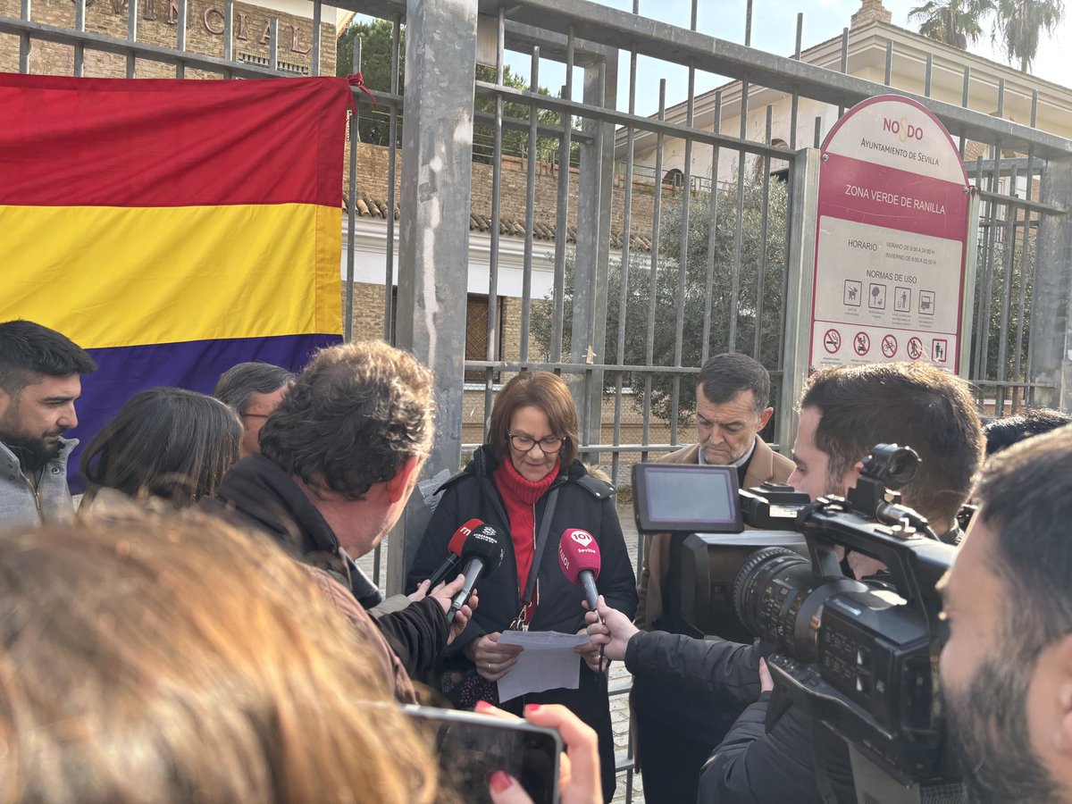 juandepca's tweet photo. En #SevillaHoy, concentración en antigua prisión La Ranilla contra las políticas de PP-Vox sobre #MemoriaHistorica en @Ayto_Sevilla. “Mientras a sus golpistas “caídos” los mantienen en los “altares”,nuestros represaliados por defender el orden republicano siguen en fosas comunes” https://t.co/E6RbHvLraG