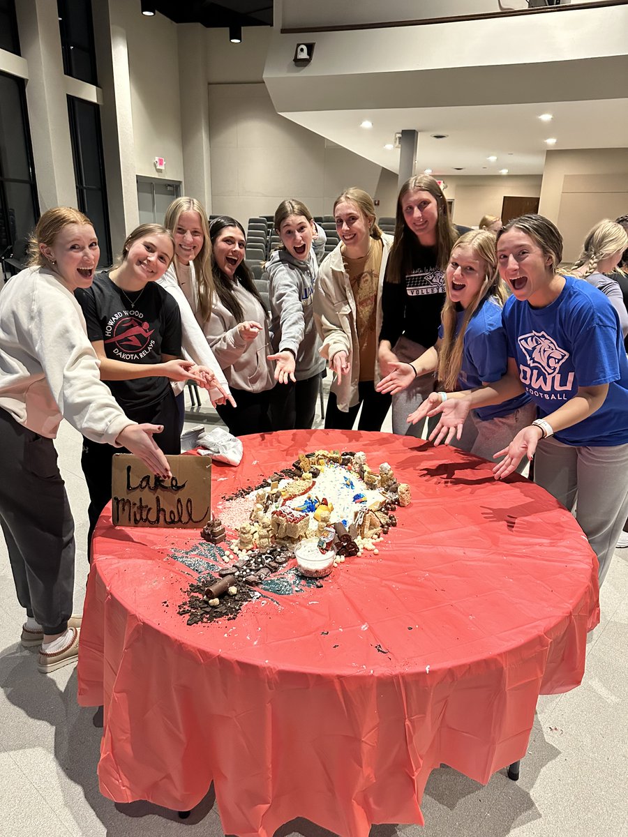 DakotaWesleyan's tweet photo. Who doesnβt love a gingerbread house decorating competition? Blindfolded... and representational to Mitchell? We love it. Let us know your favorites! πΈπ#GingerbreadContest #HolidaySpirit #CreativeStudents #SweetSuccess https://t.co/qA171vsn7j