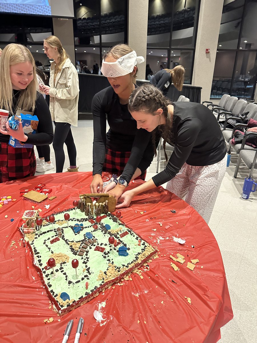 DakotaWesleyan's tweet photo. Who doesnβt love a gingerbread house decorating competition? Blindfolded... and representational to Mitchell? We love it. Let us know your favorites! πΈπ#GingerbreadContest #HolidaySpirit #CreativeStudents #SweetSuccess https://t.co/qA171vsn7j