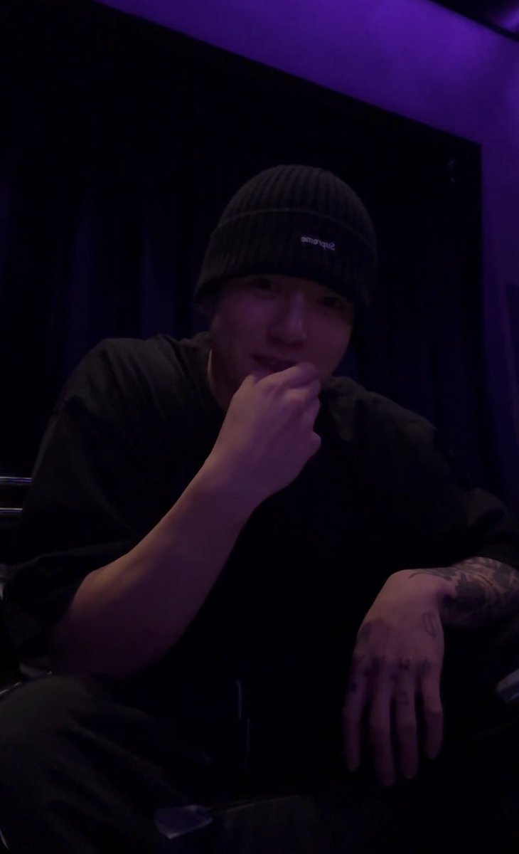 btslinkita's tweet image. jungkook is live on weverse!