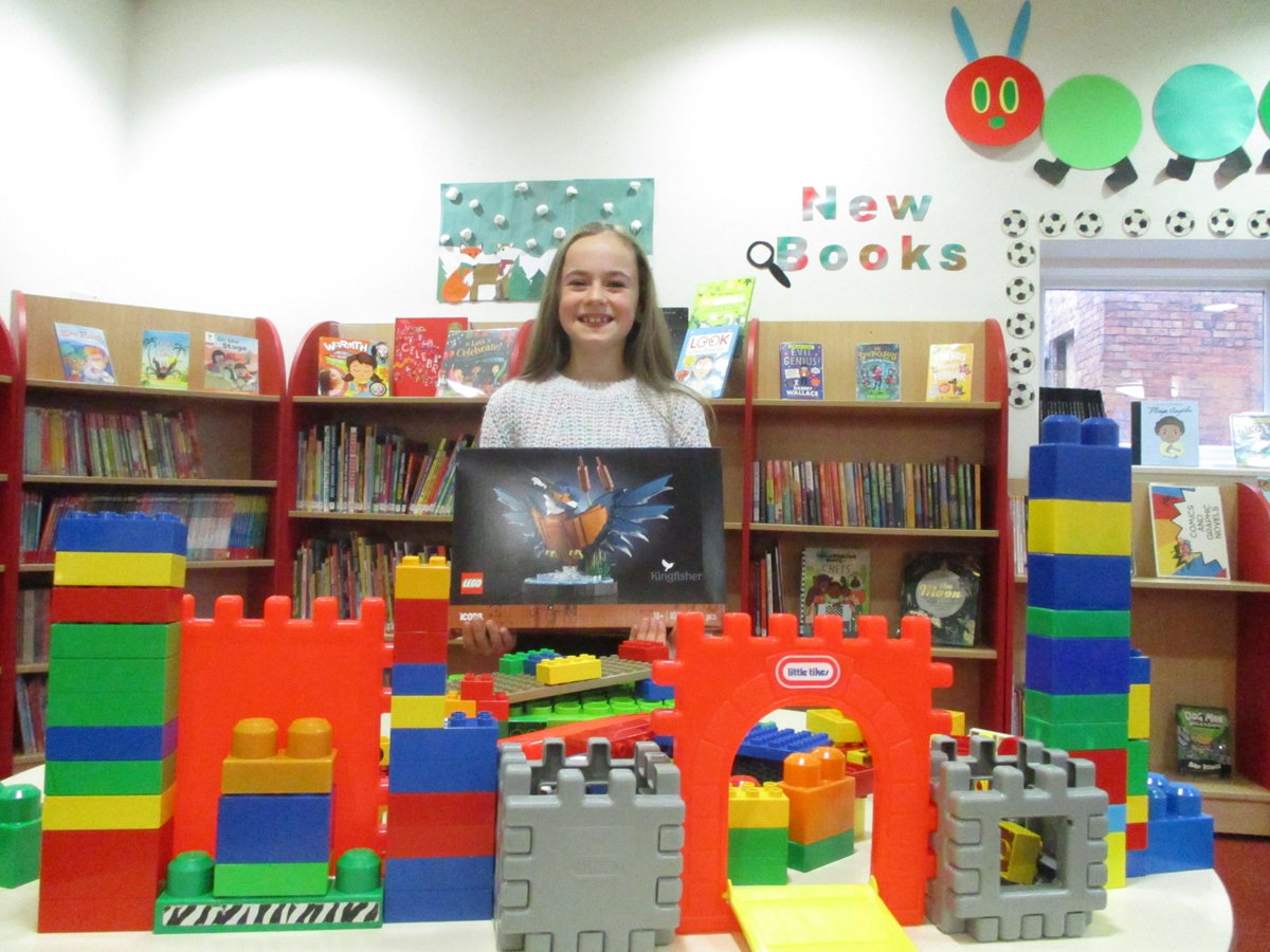 LancsLibraries's tweet image. Our final pair of #LancsReadingHeroes prize winners!
Amber from #OrmskirkLibrary and Darla from #KnottEndLibrary
Plus a shout out for Abdelrahman from #BrierfieldLibrary and Libby from #ChatburnLibrary