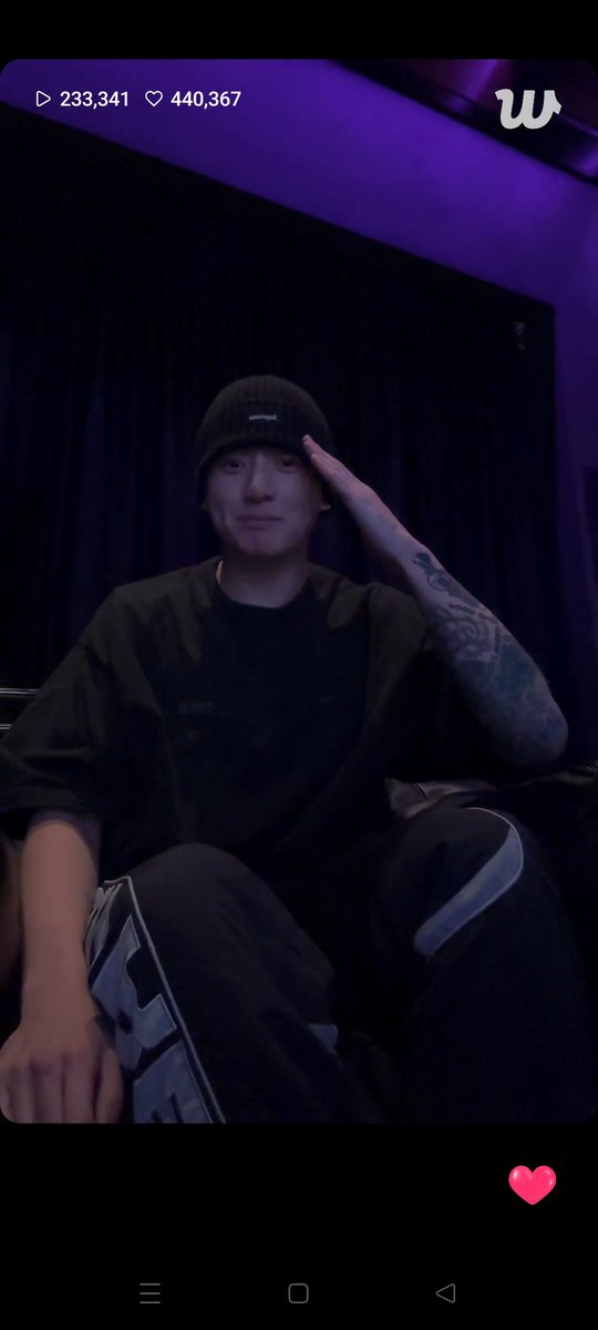 bts7oclock's tweet photo. OMGOMGOGMGOGK JUNGKOOK IS LIVE ON WEVERSE I AM CRYING ANS SHAKINF OMGJGNFJC

https://t.co/GUTINuOn8g https://t.co/4zcMx6AOnp