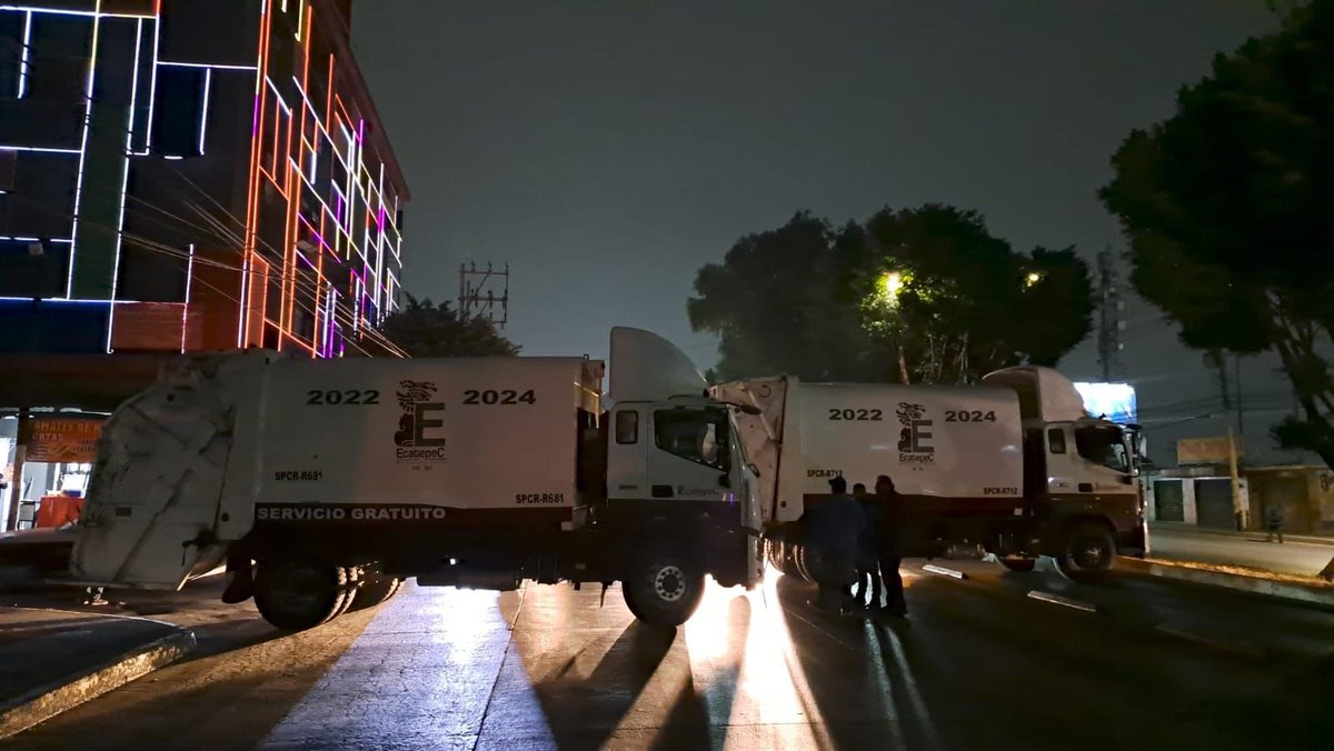adrnetworksmx's tweet photo. #COLAPSADO
Cumplieron su amenaza trabajadores de #Ecatepec mantienen colapsada la movilidad, al bloquear las principales avenidas del municipio en demanda del pago de su quincena y prestaciones
Advierten que no levantarán sus bloqueos hasta que tengan respuesta de la autoridad https://t.co/CDhTXNmCWp