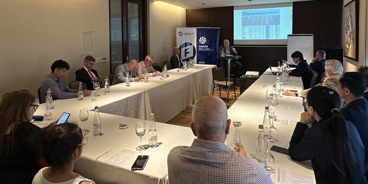 FNFSudamerica's tweet photo. #Argentina 🇦🇷

🔎 El Dr. Hans-Dieter Holtzmann brinda las palabras de apertura en la presentación junto a @centercescos del índice básico de infraestructura TIC en América Latina elaborado por @RHIglesias 

🖥️ "Desde la @FNFreiheit creemos firmemente en el poder de las TIC como un promotor de la libertad individual y del fortalecimiento de las democracias. Promover el acceso igualitario a la tecnología no es solo una meta técnica, es un compromiso con el bienestar, con la justicia social y con las oportunidades para los ciudadanos. Los invito a reflexionar y a debatir sobre los hallazgos del índice, con el compromiso de trabajar juntos hacia una América Latina conectada, próspera y libre." 

🗞️ Leer índice: https://t.co/EwPnLK9e7Y

#FNFArgentina