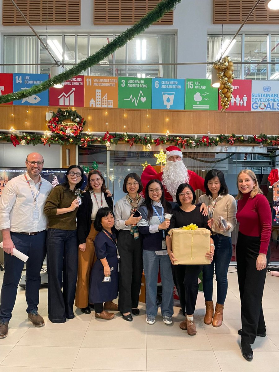 thuyduongnguyen's tweet photo. We had a small Xmas gathering with @UNDPVietNam colleagues today.

A year of hard work, joy, and gratitude. I’m grateful to be in an organization where we truly care abt each other, &amp; try our best to create even the smallest change for the world! 

(Santa Clause also joined) 🎅🏼🎄 https://t.co/InhqViPcSa