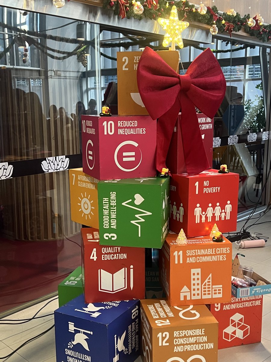 thuyduongnguyen's tweet photo. We had a small Xmas gathering with @UNDPVietNam colleagues today.

A year of hard work, joy, and gratitude. I’m grateful to be in an organization where we truly care abt each other, &amp; try our best to create even the smallest change for the world! 

(Santa Clause also joined) 🎅🏼🎄 https://t.co/InhqViPcSa