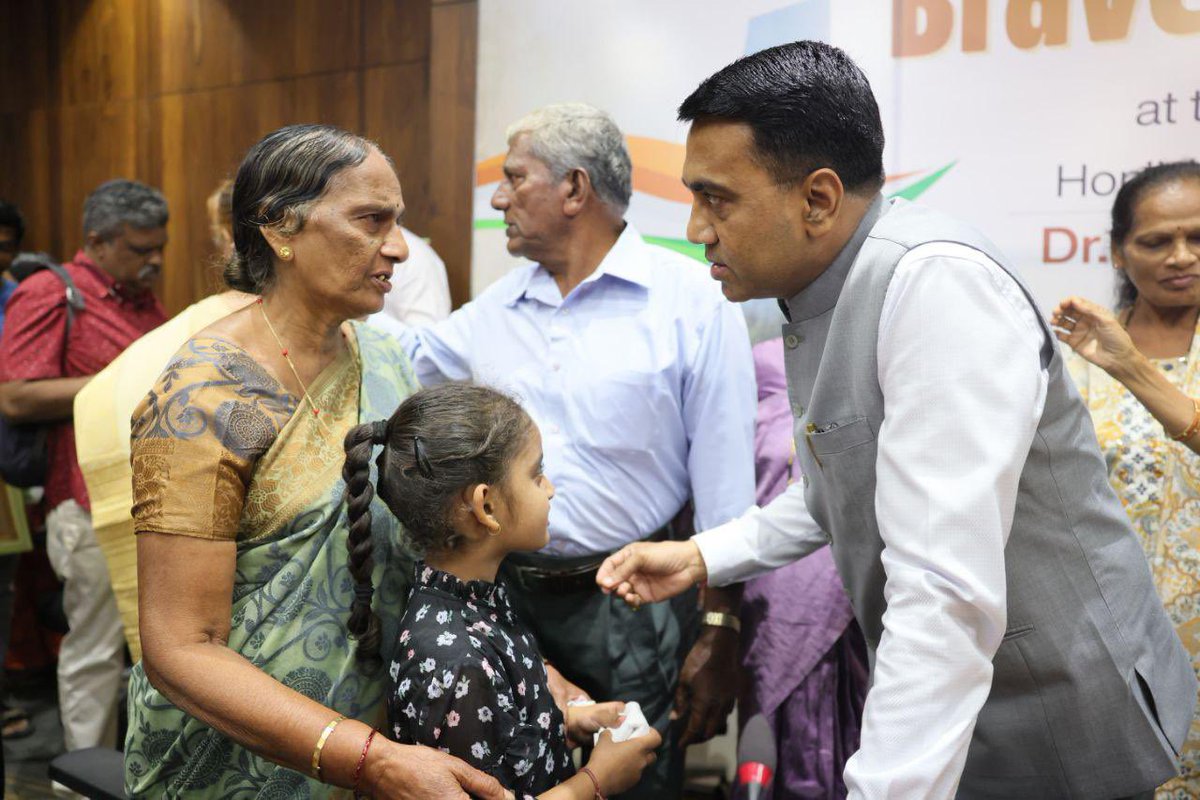 It is a profound privilege to honor the first-generation heirs of the martyrs who sacrificed their lives during the Goa Liberation Struggle. As a tribute to their supreme sacrifice, they were presented with a Certificate of Honor and a monetary benefit ahead of #GoaLiberationDay.