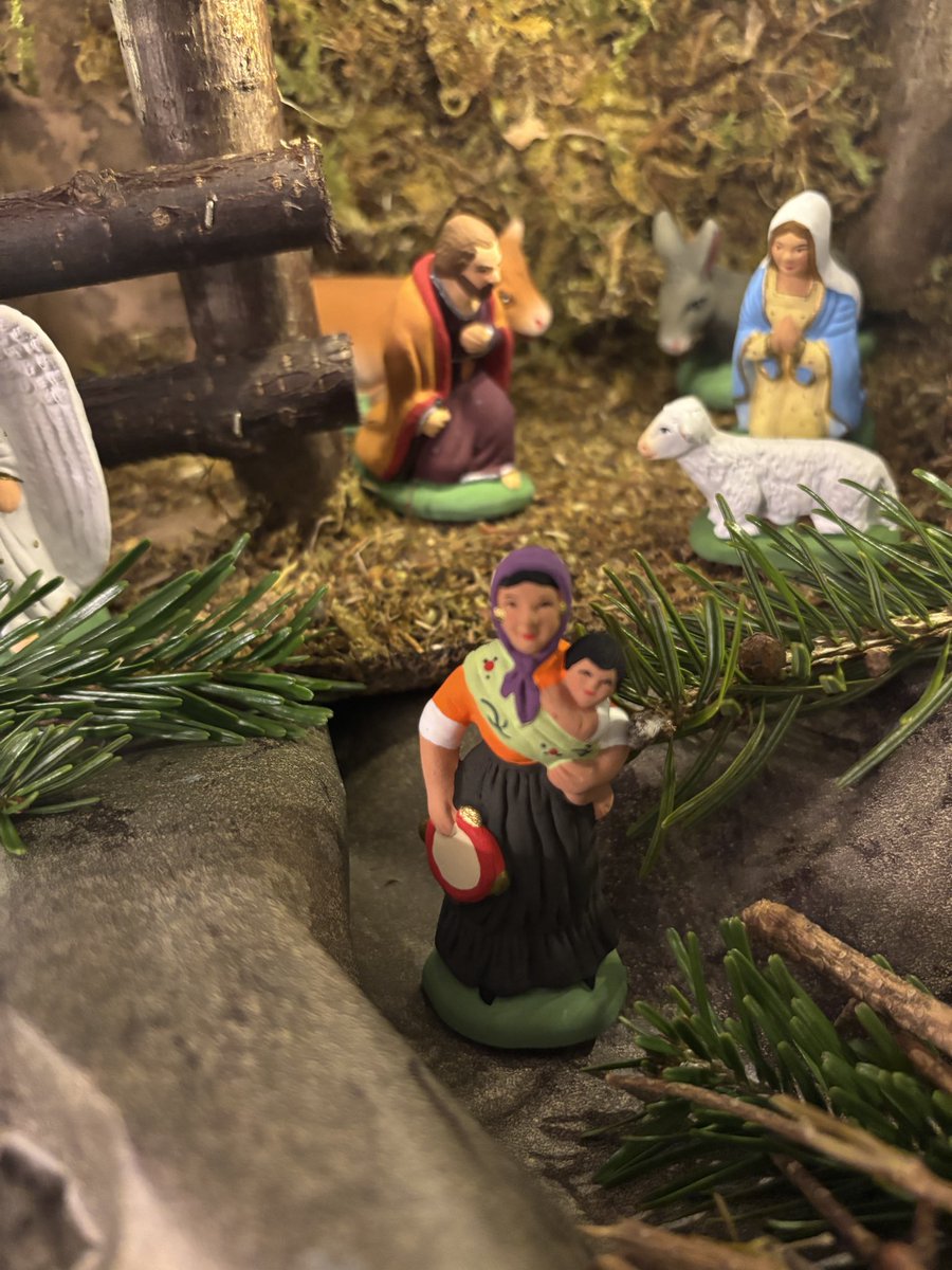 Jeanne_Lepic's tweet image. J’ai comme ces chers #BrigitteBardot &amp;amp; #ThomasDutronc 1 admiration pour les  #Manouches &amp;amp; #Gitans &amp;amp; de leur culture ancestrale du fait de liens tissés par ma famille lors de la #SecondeGuerreMondiale avec ces «voyageurs». Ma #gitane à l’enfant est donc dans la crèche de #Noël ❤️