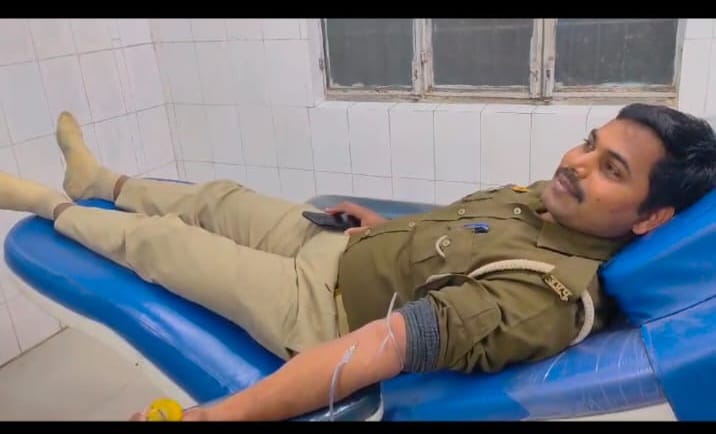 ambedkarnagrpol's tweet photo. मा0 न्यायालय सुरक्षा में तैनात कां0 सौरभ वर्मा द्वारा जिलाअस्पताल  में गंभीर बीमारी से पीड़िता को रक्तदान किया गया। पीड़िता को आंतों में संक्रमण था। परिजनों ने ससम्मान आभार प्रकट किया व इस प्रकार पीड़ितों/मरीजों की रक्तदान कर मदद करने पर #UPPolice   की भूरि-भूरि प्रसंशा की गयी। https://t.co/Ce5AekMGkz