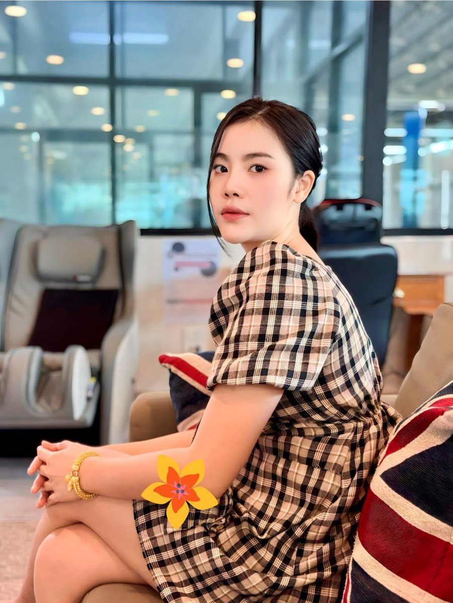 Pimvi_1015's tweet photo. แบตหมดให้เดินไปหาปลั๊ก แต่ถ้าขาดความรักให้เดินมาหาเรา🤣 https://t.co/qvB7oNlP6Q