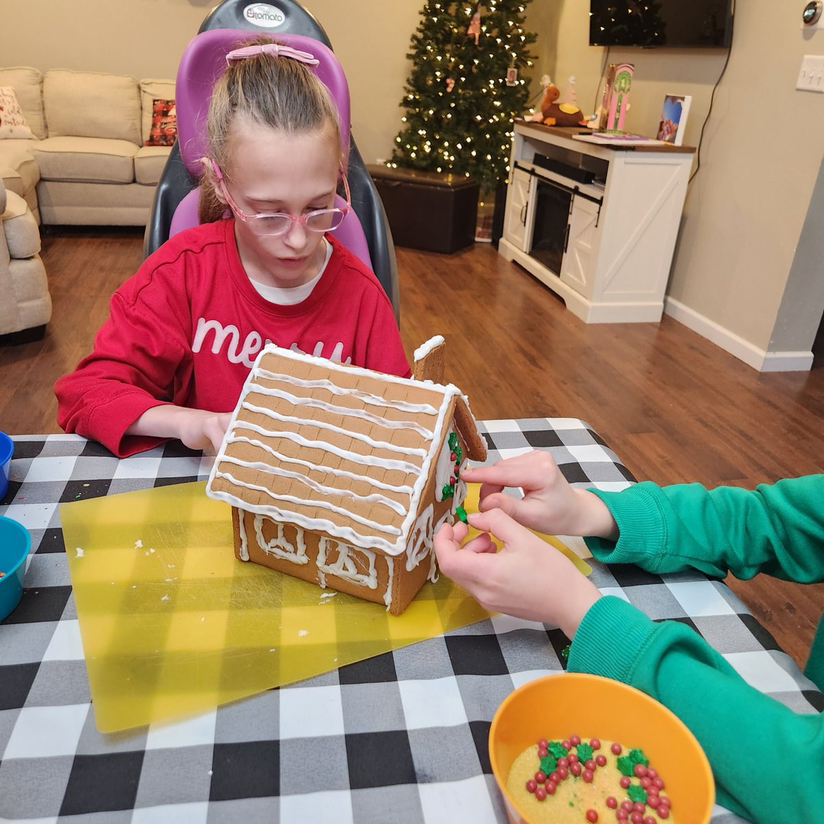 CMN_HQ's tweet photo. For Ella, many holidays were spent at the hospital. Thanks to her care team and donations through @cmnhospitals, Ella can now enjoy this season at home with her family. 🎄❤️ Make the holidays brighter and #HelpOneMore child by donating today!
🔗 https://t.co/apqeZzxkqJ https://t.co/UKKx4fzKI3