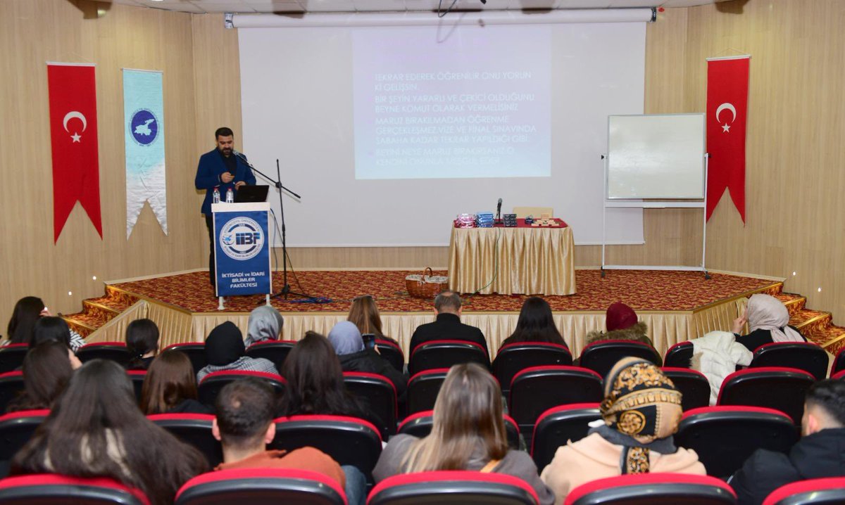 VanYYUiiBF's tweet photo. AKIN DİL VAN Eğitim Koordinatörü İdris Egemen, “Mesleki Kariyer Fırsatları ve İngilizce’nin İş Hayatındaki Rolü” etkinliği ile fakülte öğrencilerimizle bir araya gelerek mezuniyet sonrası girmeleri gereken sınavlar hakkında bilgilendirmelerde bulundu. 

@HaberVANYYU https://t.co/cYHSBc21DQ