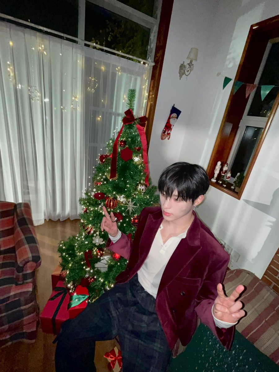 P1H_members's tweet photo. Jingle bell rock 🎄🎸☃️

#P1Harmony #KEEHO https://t.co/653nxcsiiP