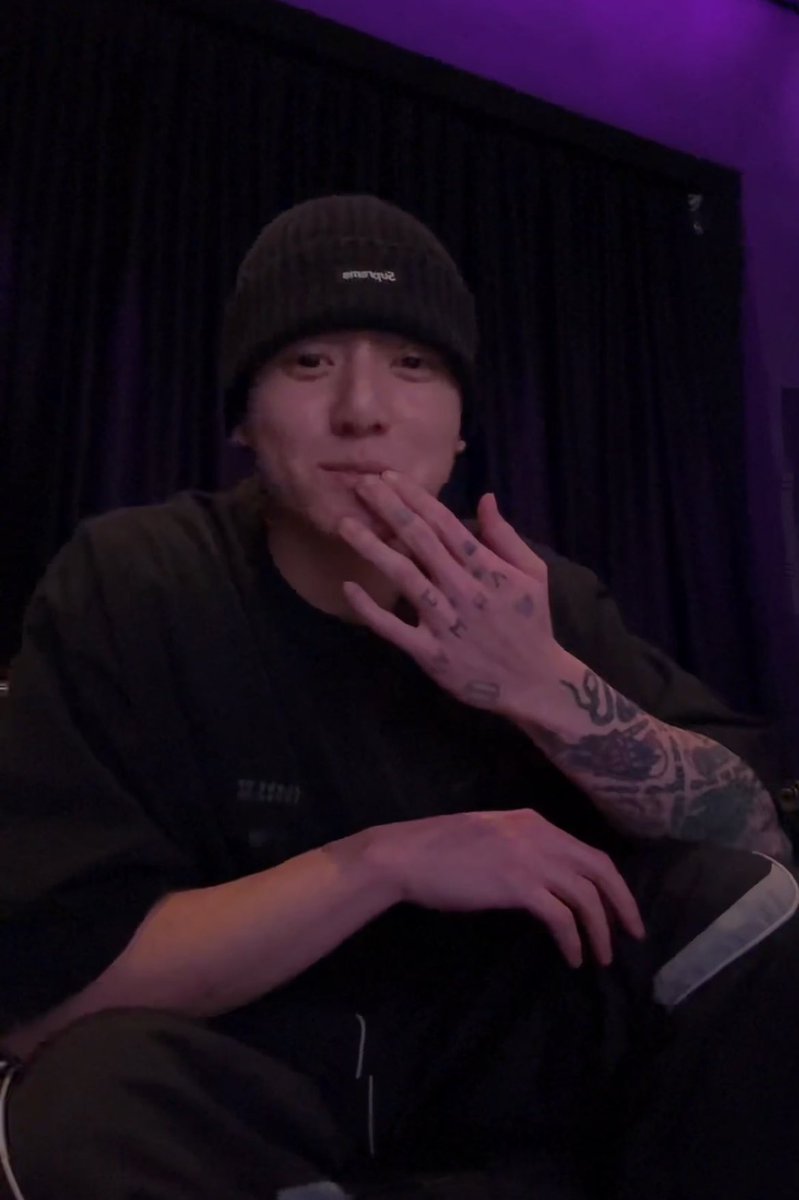 JUNGKOOK IS LIVE????