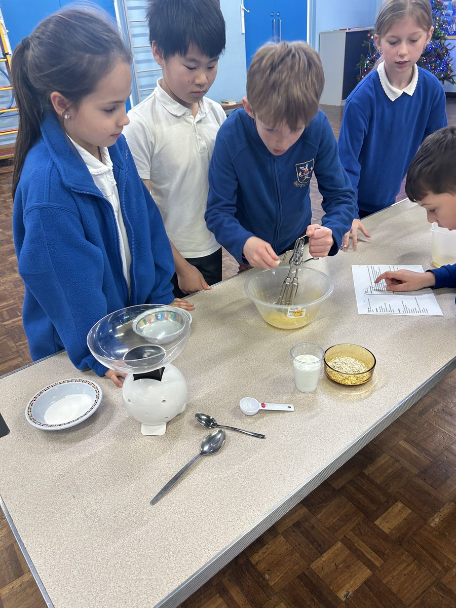 latimerprimary's tweet image. #ClassSP have enjoyed baking honey cakes this afternoon as part of their design and technology unit! #LatimerDT