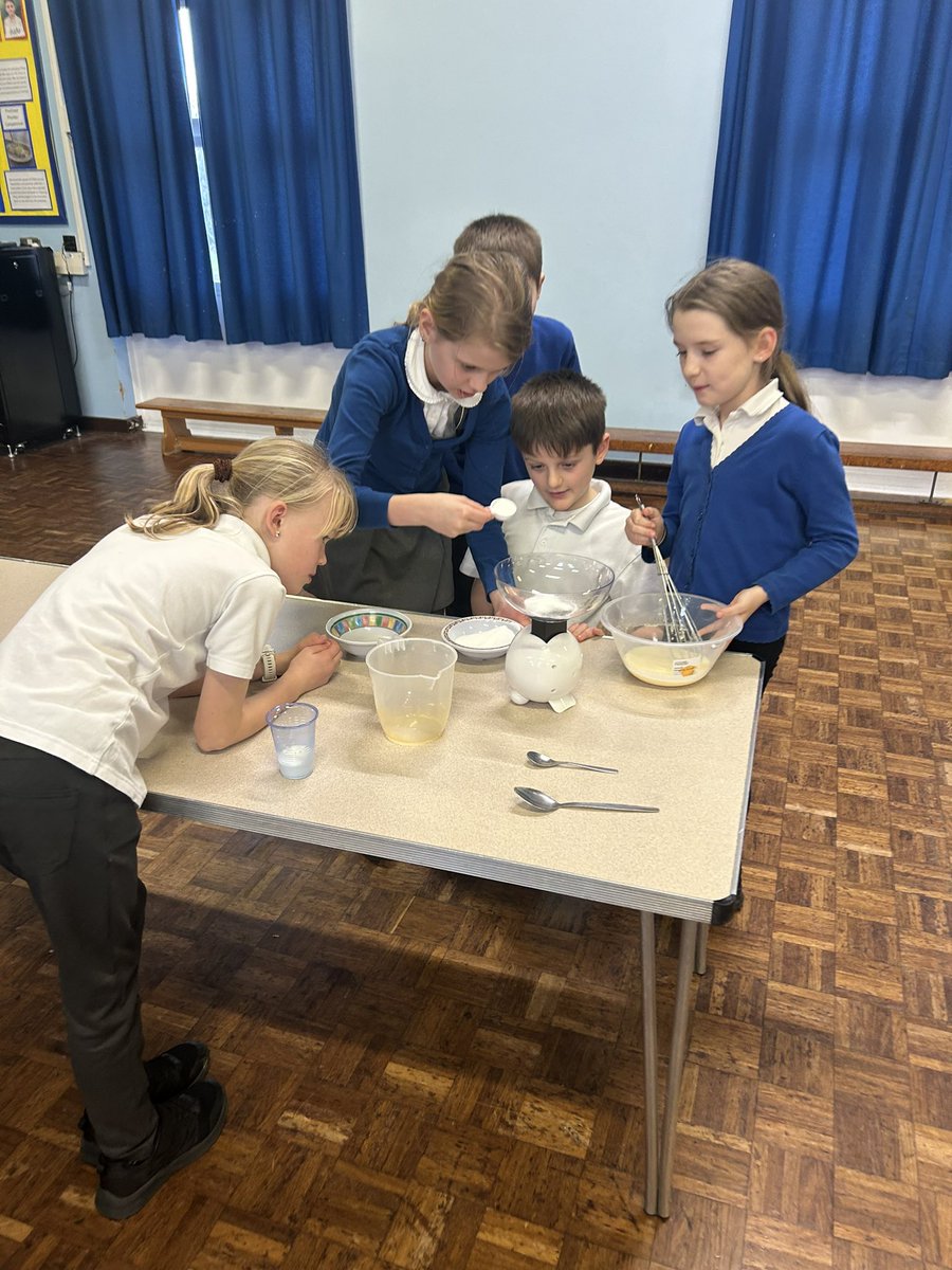 latimerprimary's tweet image. #ClassSP have enjoyed baking honey cakes this afternoon as part of their design and technology unit! #LatimerDT