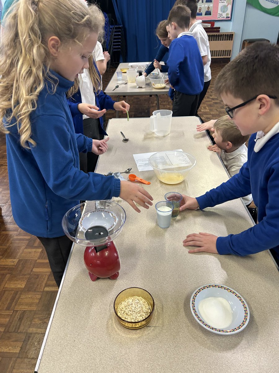 latimerprimary's tweet image. #ClassSP have enjoyed baking honey cakes this afternoon as part of their design and technology unit! #LatimerDT