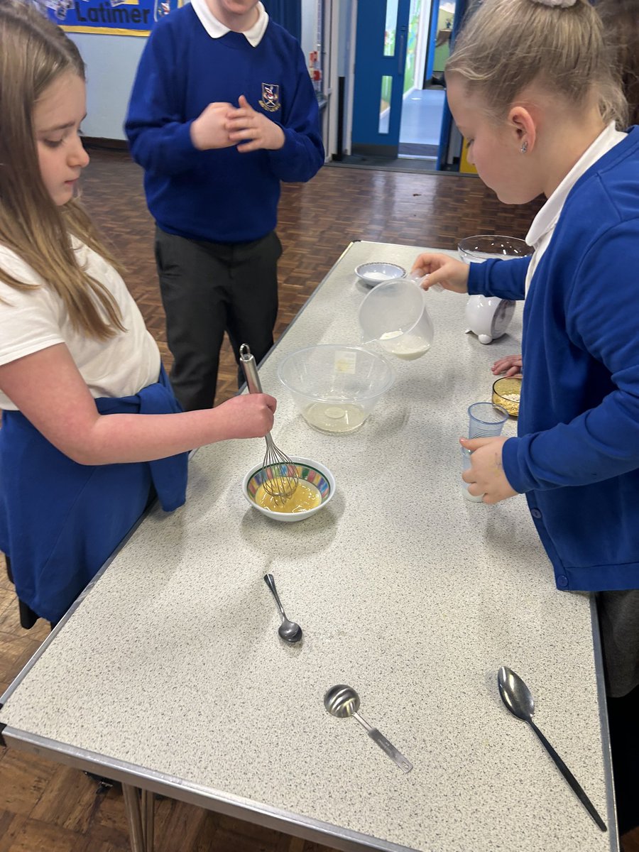latimerprimary's tweet image. #ClassSP have enjoyed baking honey cakes this afternoon as part of their design and technology unit! #LatimerDT