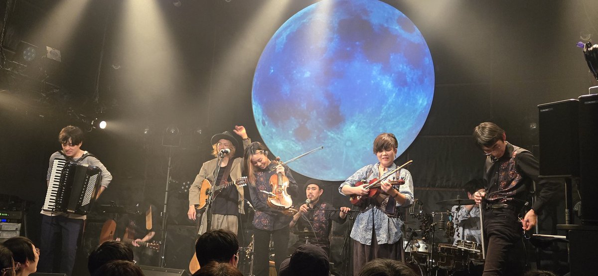 k1ngyo_yura's tweet photo. GROOVEDGE×Dé Domhnaigh ��manLIVE
Dé Domhnaighの2曲目と思われる終盤頃に会場に着きました!!
GROOVEDGEの2曲目が「とある国の田舎の夏の夕暮れ時みたいな感じがするなー。良いなー」
……て思いながら聴いてたら、曲名が「夕凪の海」だった。
素敵な空間でした
#DéDomhnaigh
#GROOVEDGE https://t.co/K5eioiCnkX