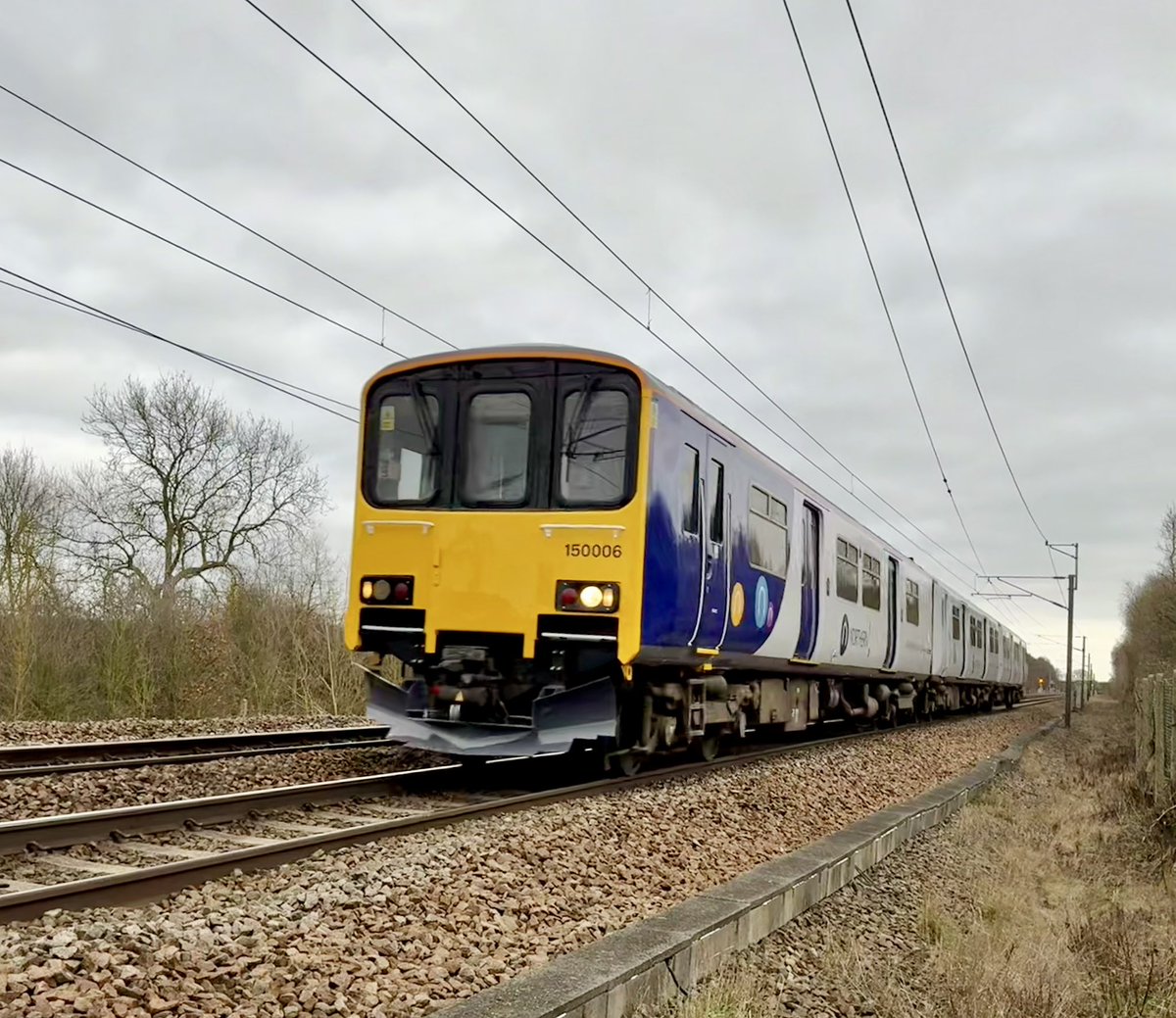 pdiddywoodcock's tweet image. 150006 at Crofton on todays 5H17 Wolverton - Neville Hill #class150