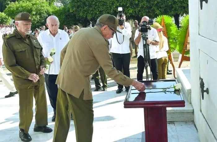 Raúl y Díaz-Canel, rindieron tributo, este martes, al Comandante del Ejército Rebelde Julio Camacho Aguilera, fallecido el pasado 14 de diciembre, luego de un siglo de comprometida existencia. #CubaHonra