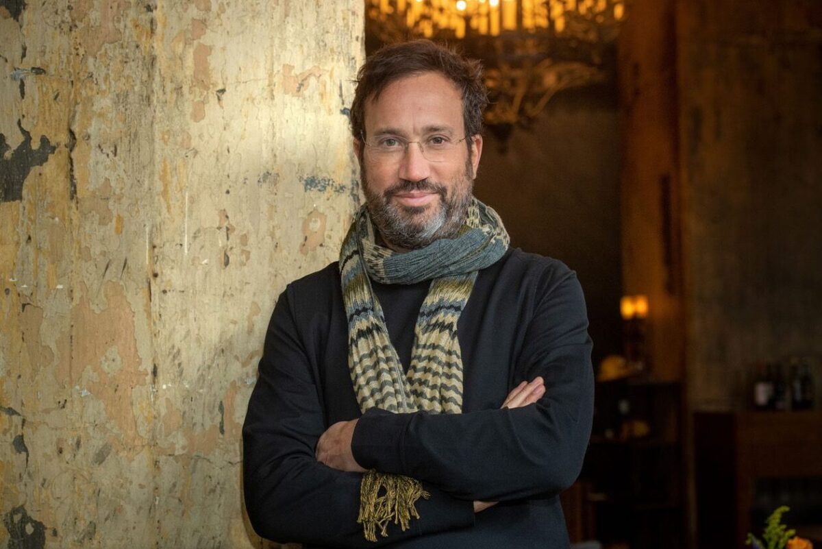 Forensic Architecture'ın kurucusu Eyal Weizman Depo İstanbul'da yer alan Üç Kapı sergisi için İstanbul'daydı.

Weizman'la soykırım ve adli mimariyi, yanı sıra inceledikleri iki özel vakayı; Tahir Elçi katliamı ve Suriye Sednaya hapishanesini konuşuyoruz.

Söyleşinin ilk bölümü