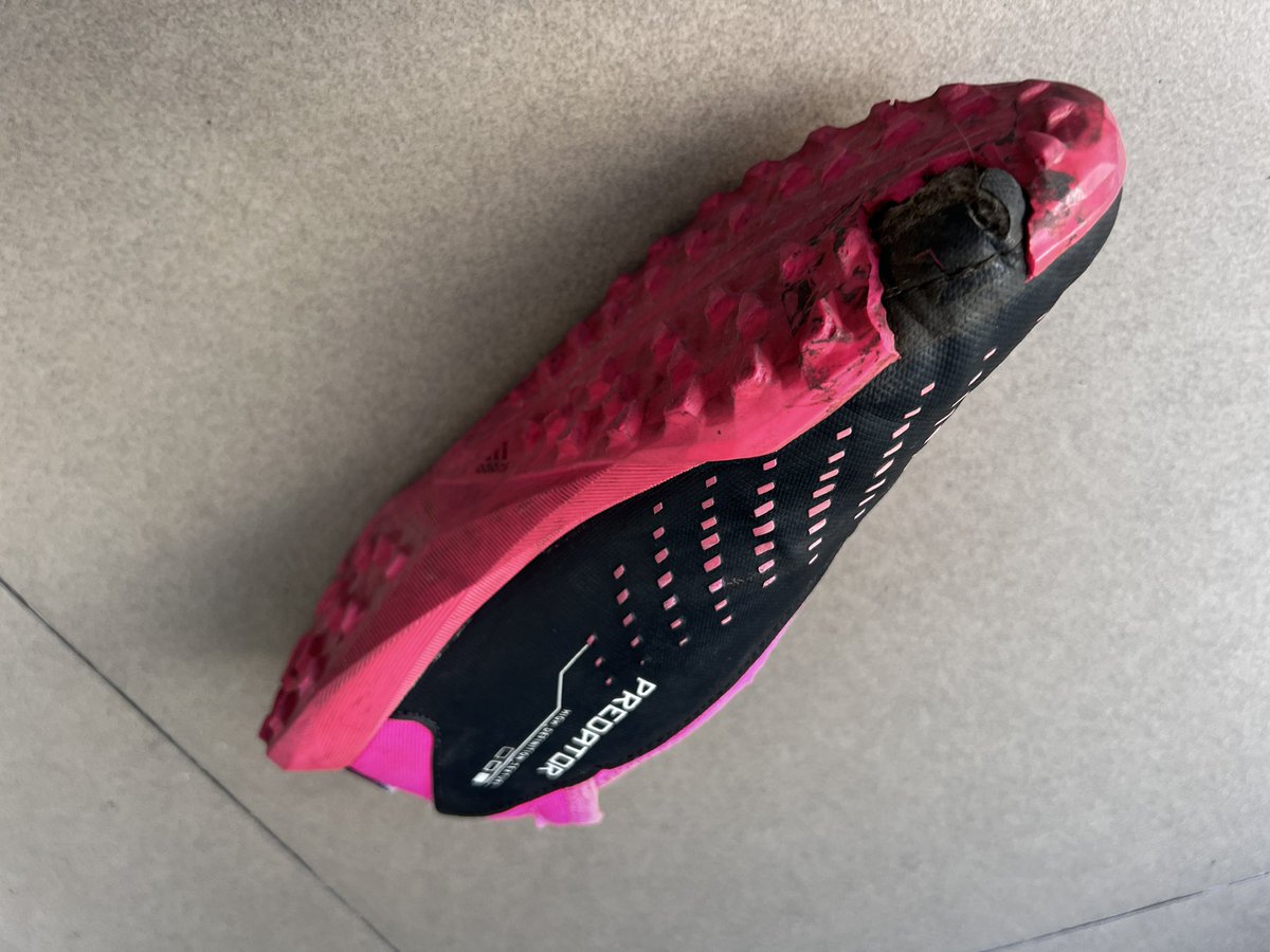 paulozada_ec's tweet photo. Hace menos de 1 año compré un par de zapatos de fútbol @adidas @adidasfootball para césped sintético para mi hijo… El fin de semana pasado mi hijo me dice: mira Pa, mis zapatos se rompieron, y al verlos me sorprendí por cómo lo hicieron… alguna recomendación? https://t.co/AlTqNCyrrG