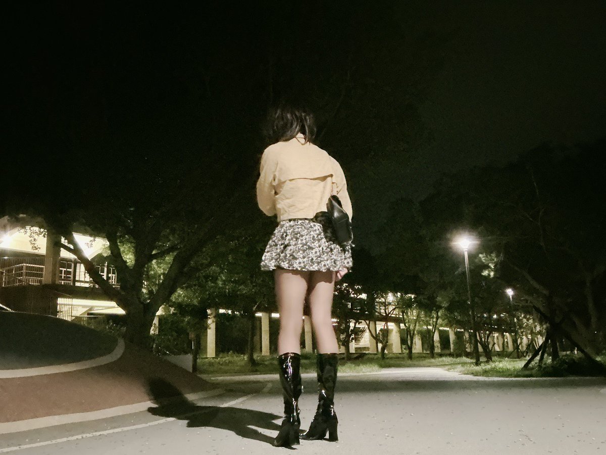 就是這個光 
一直嘗試到底冷不冷
結果 下半身超冷 😂

 #美腿
#絲襪美腿
#偽娘
#女裝子