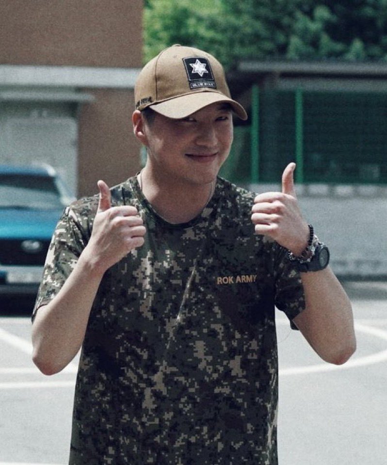 innercircleww's tweet photo. Congratulations to our favorite over-achiever!

SEUNGYOON SERVED WELL
#CAPTAINSEUNGYOONISBACK
#게스후즈백_강승윤_전역축하해
@official_yoon_ #WINNER https://t.co/37lAnapCiU