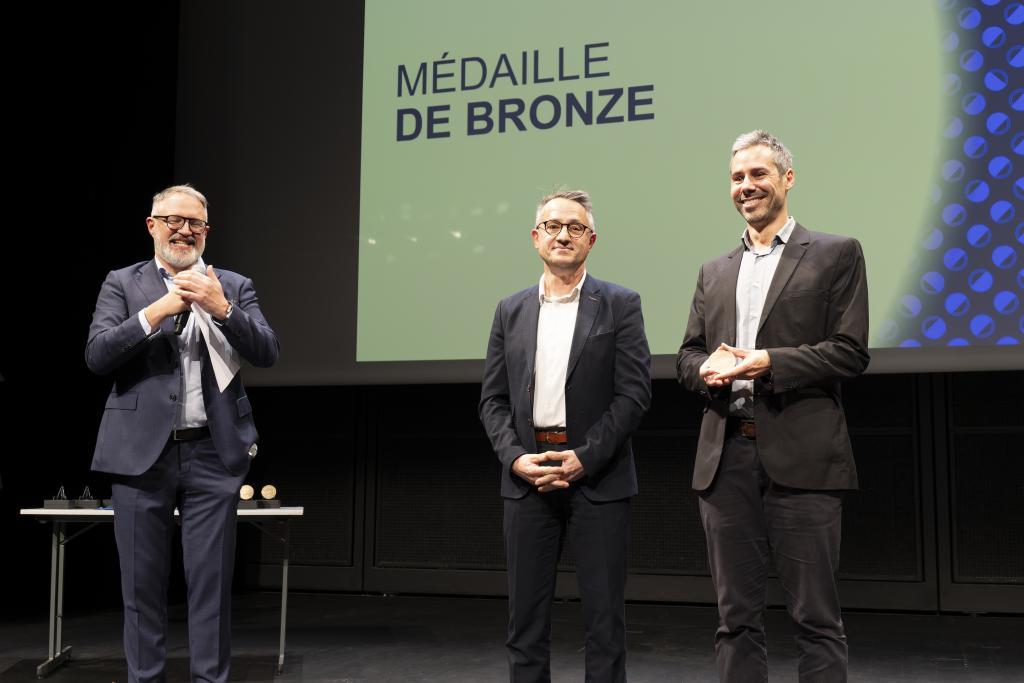 LIRA astro (@liraastro) on Twitter photo Annoncée en Février, Benjamin Charnay @LesiaAstro <a href="/Obs_Paris/">Observatoire de Paris | PSL</a> reçoit la médaille de bronze <a href="/CNRS/">CNRS 🌍</a> <a href="/CNRS_Meudon/">CNRS Ile-de-France Meudon</a>... sonnante et trébuchante... La cérémonie s'est tenue le 11 décembre 2024 <a href="/laBnF/">Bibliothèque BnF</a>. pour lire son portrait: insu.cnrs.fr/fr/cnrsinfo/be… Annoncée en Février, Benjamin Charnay @LesiaAstro <a href="/Obs_Paris/">Observatoire de Paris | PSL</a> reçoit la médaille de bronze <a href="/CNRS/">CNRS 🌍</a> <a href="/CNRS_Meudon/">CNRS Ile-de-France Meudon</a>... sonnante et trébuchante... La cérémonie s'est tenue le 11 décembre 2024 <a href="/laBnF/">Bibliothèque BnF</a>. pour lire son portrait: insu.cnrs.fr/fr/cnrsinfo/be…