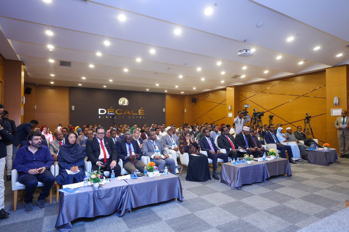 SomaliaMolsa's tweet photo. Minister of Labor and Social Affairs, H.E. @HonYusufMohamed, highlighted the significance of the Multidimensional Poverty Index (MPI) report in addressing poverty through data-driven policies that improve access to education, health, and basic services. #Somalia #MPILaunch https://t.co/kgej7MmBDg