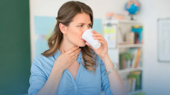 CPRAEDCourses's tweet photo. What should you do when someone chokes on water? Is coughing enough, or do you need to step in? Learn the critical first aid steps to handle this unexpected emergency and keep your loved ones safe. 💧🚑

👉 Read more: https://t.co/teUu6ruoQ1

Hashtags:
#FirstAid https://t.co/SOTmsebCtY