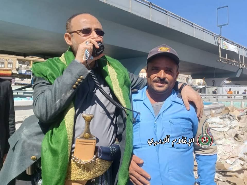 📸 فخامة الأخ رئيس المجلس السياسي الأعلى المشير الركن مهدي محمد المشاط، أثناء جولته اليوم في أمانة العاصمة #صنعاء يشارك بعض منتسبي شرطة مرور امانة العاصمة أداء الواجب الديني والوطني ويجسد عملياً احترام وتقدير رجال المرور.

كما وجه كلمة شكر وتقدير إلى قيادة وضباط ومنتسبي شرطة