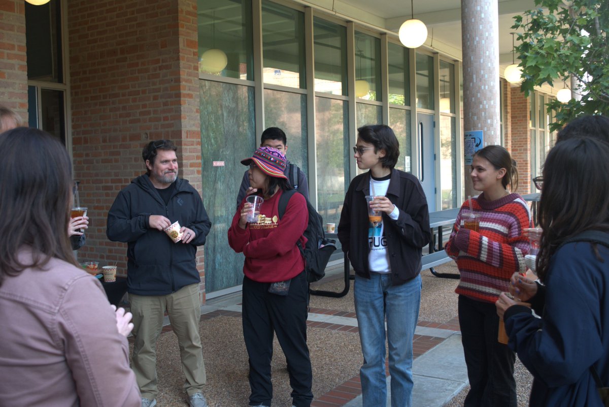 RiceEarthSci's tweet photo. On the last day of classes, #EEPS and #ENVS undergraduates stepped away from their studies for a boba tea break on the Keith Wiess patio. Some studied, some chatted, and others looked forward to a future after finals.
#EEPS #ENVS #RiceUniversity #Boba #StudyBreak #KWGL #STEM https://t.co/FbdDppzoxU