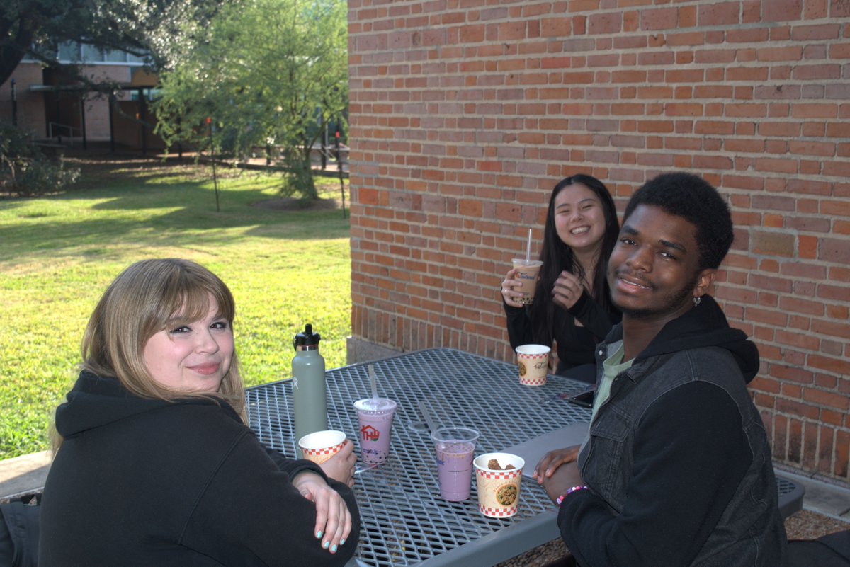 RiceEarthSci's tweet photo. On the last day of classes, #EEPS and #ENVS undergraduates stepped away from their studies for a boba tea break on the Keith Wiess patio. Some studied, some chatted, and others looked forward to a future after finals.
#EEPS #ENVS #RiceUniversity #Boba #StudyBreak #KWGL #STEM https://t.co/FbdDppzoxU