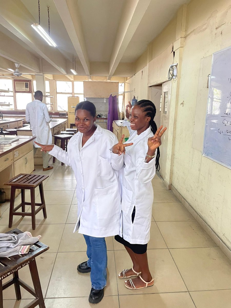 jam_ES_hadassah's tweet image. From lab to life!

Frame 1 &amp;amp; 2: Back to lab life after a 6-year break! First wet lab practical as an MSc student with my amazing colleague.

Frame 3: Fast forward to being a QC Lab Analyst, mentoring the next gen! SIWES student and I getting work done . #WomenInSTEM #MScLife