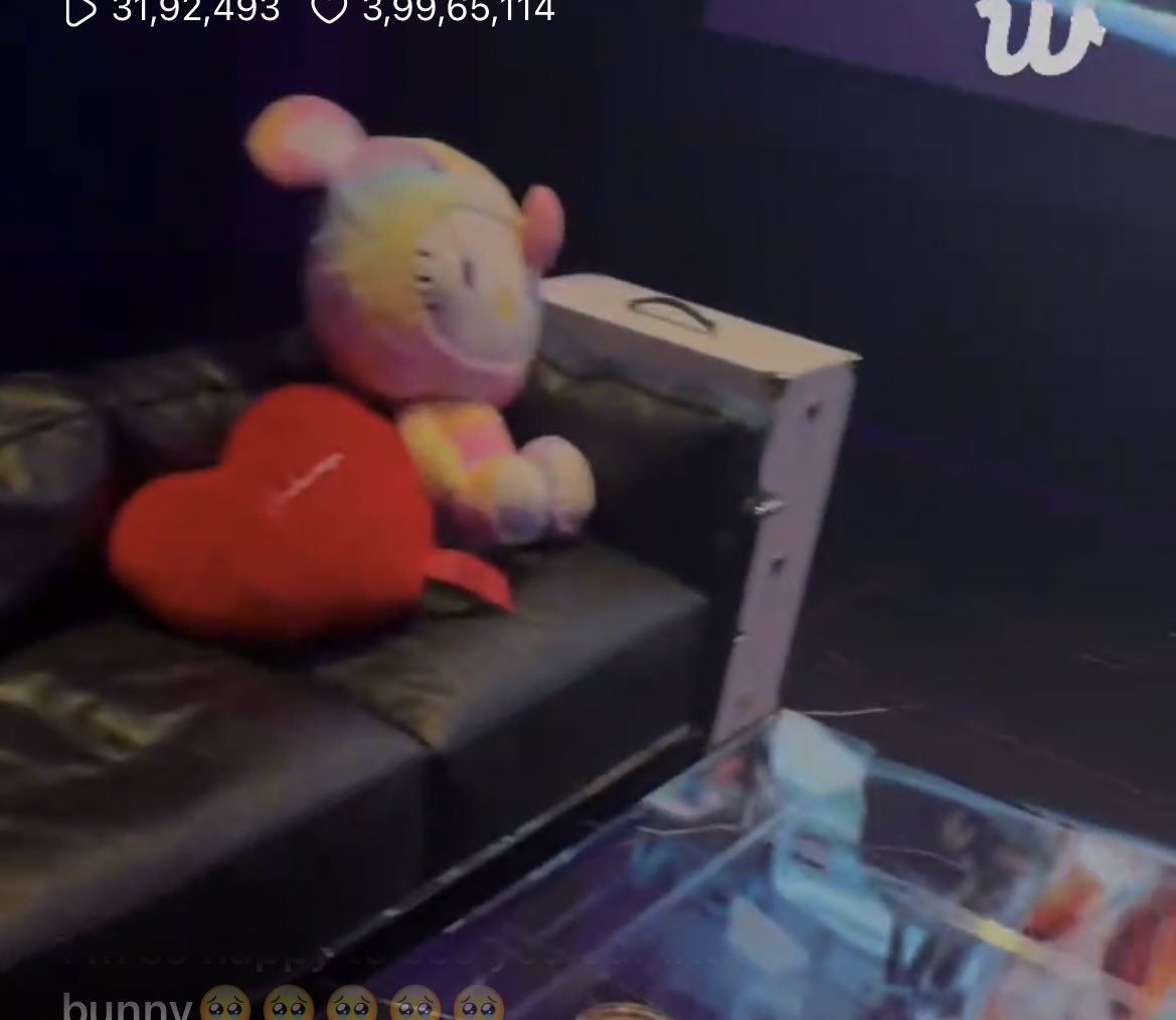 tkcoree's tweet photo. taekook and their hello kitty plushiee is still going strongggg 😭😭😭😭😭 https://t.co/MhQGuHAgsu