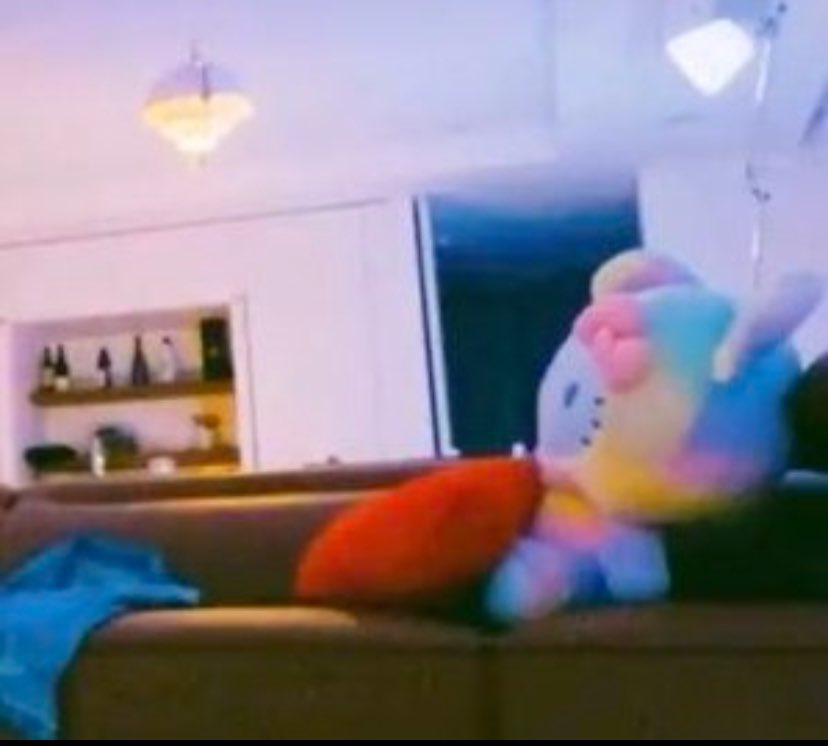 tkcoree's tweet photo. taekook and their hello kitty plushiee is still going strongggg 😭😭😭😭😭 https://t.co/MhQGuHAgsu