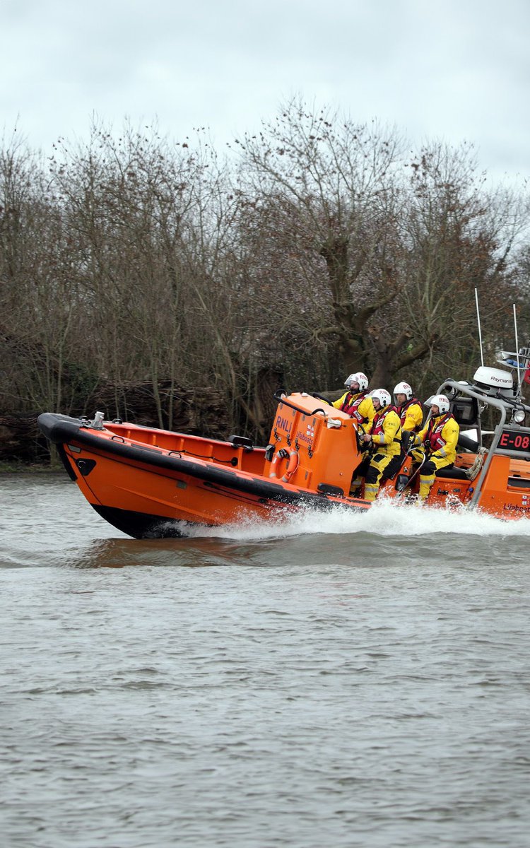 The real heroes in all this 🙌🙌 <a href="/RNLI/">RNLI</a> <a href="/ChiswickRNLI/">Chiswick Lifeboat</a> 

Please if you can, donate here ❤️
rnli.org/support-us/giv…