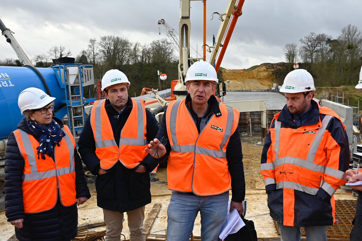 lasarthe_72's tweet photo. Visite du chantier de l'échangeur de l’Huisne Sarthoise, a Connerré, en présence d'Anthony Trifaut et Hélène Le Conte, conseillers départementaux du canton. 

🚗 Le Conseil départemental, avec le soutien de la Région des Pays de la Loire, a entrepris la création du barreau de liaison définitif de Connerré, dans le cadre des aménagements autour de l’échangeur autoroutier.