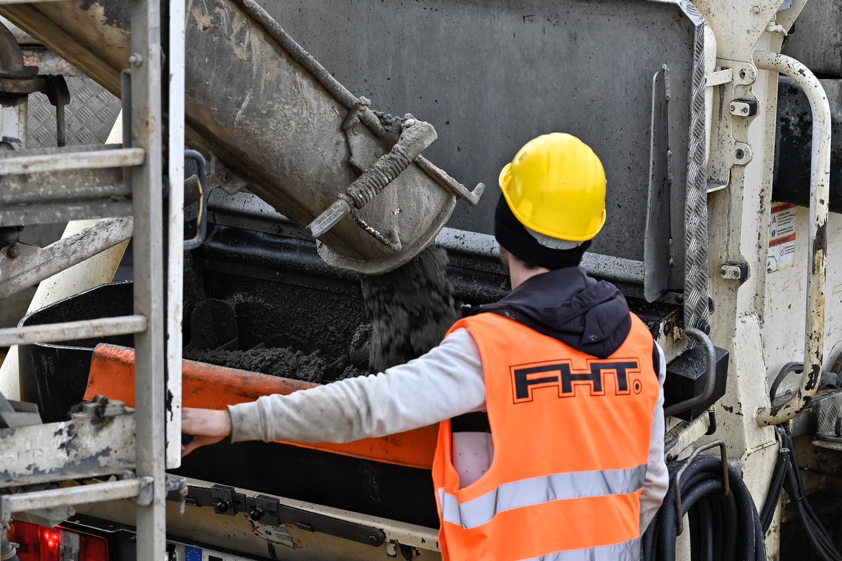 lasarthe_72's tweet photo. Deux ouvrages d’art sont en cours de construction depuis la fin de l’été 2024 : 
✅ Construction du Viaduc de l’Huisne Sarthoise de 134 mètres linéaires, qui sera le plus grand ouvrage au-dessus d’une route départementale de la #Sarthe

✅ Construction d'un ouvrage de décharge permettant la libre circulation des eaux dans la plaine alluviale de l’Huisne en cas de crue. Composé de deux travées de 14 m chacune, cet ouvrage rentre dans sa phase terminale de construction. La réalisation de cette traverse nécessite la mise en œuvre de 330 m3 de béton livrés par environ 50 camions toupies.