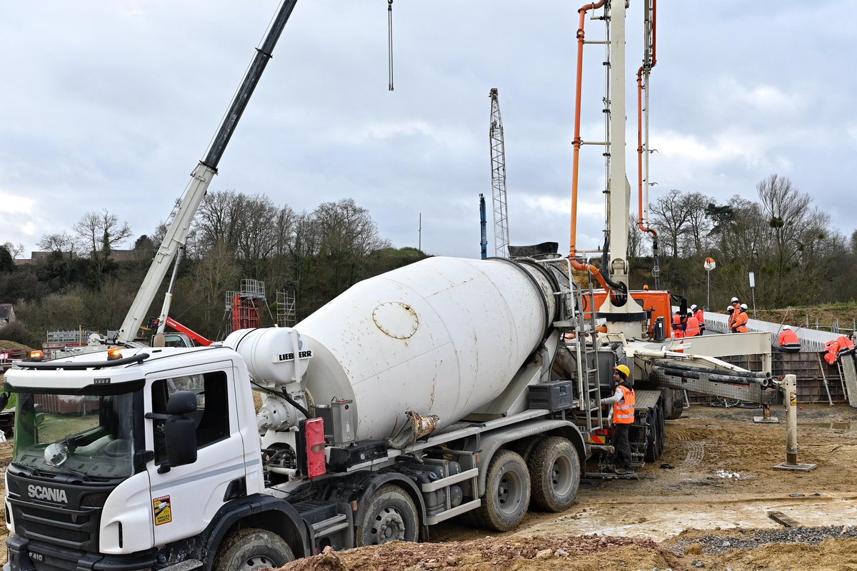 lasarthe_72's tweet photo. Deux ouvrages d’art sont en cours de construction depuis la fin de l’été 2024 : 
✅ Construction du Viaduc de l’Huisne Sarthoise de 134 mètres linéaires, qui sera le plus grand ouvrage au-dessus d’une route départementale de la #Sarthe

✅ Construction d'un ouvrage de décharge permettant la libre circulation des eaux dans la plaine alluviale de l’Huisne en cas de crue. Composé de deux travées de 14 m chacune, cet ouvrage rentre dans sa phase terminale de construction. La réalisation de cette traverse nécessite la mise en œuvre de 330 m3 de béton livrés par environ 50 camions toupies.