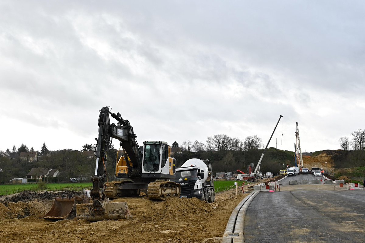 lasarthe_72's tweet photo. Deux ouvrages d’art sont en cours de construction depuis la fin de l’été 2024 : 
✅ Construction du Viaduc de l’Huisne Sarthoise de 134 mètres linéaires, qui sera le plus grand ouvrage au-dessus d’une route départementale de la #Sarthe

✅ Construction d'un ouvrage de décharge permettant la libre circulation des eaux dans la plaine alluviale de l’Huisne en cas de crue. Composé de deux travées de 14 m chacune, cet ouvrage rentre dans sa phase terminale de construction. La réalisation de cette traverse nécessite la mise en œuvre de 330 m3 de béton livrés par environ 50 camions toupies.