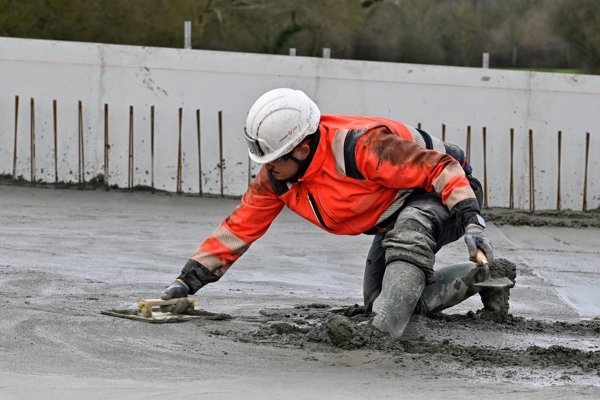lasarthe_72's tweet photo. Deux ouvrages d’art sont en cours de construction depuis la fin de l’été 2024 : 
✅ Construction du Viaduc de l’Huisne Sarthoise de 134 mètres linéaires, qui sera le plus grand ouvrage au-dessus d’une route départementale de la #Sarthe

✅ Construction d'un ouvrage de décharge permettant la libre circulation des eaux dans la plaine alluviale de l’Huisne en cas de crue. Composé de deux travées de 14 m chacune, cet ouvrage rentre dans sa phase terminale de construction. La réalisation de cette traverse nécessite la mise en œuvre de 330 m3 de béton livrés par environ 50 camions toupies.