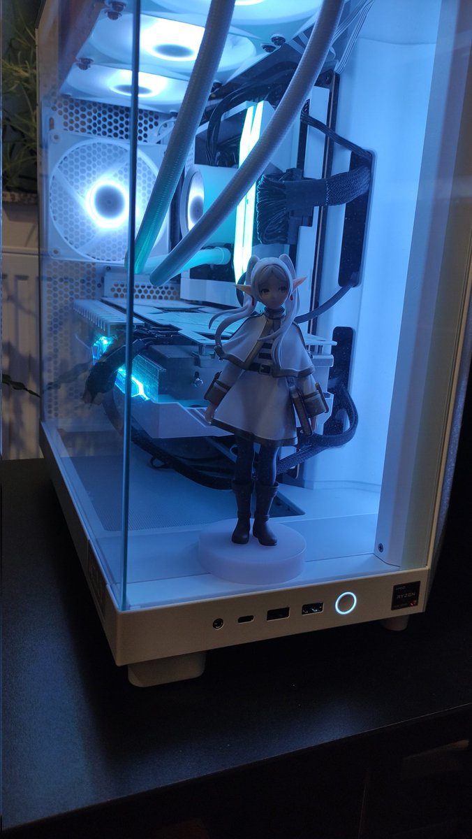 Frieren passt sehr gut zu dem weißen Build (ja die Kabel und fehlenden Lüfter unten sind noch etwas ungeil)