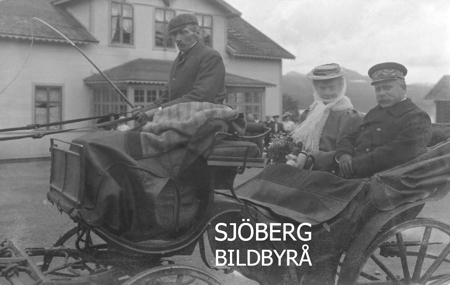 Sjobergbild's tweet photo. Ellen Widén från Vetlanda i Småland var särskilt verksam i Jämtland.
Speciellt känd som initiativtagare till friluftsmuseet Jamtli.
Hon skulle bara veta hur illa skött museet nu verkar vara...
På bilden med maken Johan.

https://t.co/vylvZiuhD8

#jamtli #Jämtland #kvinna https://t.co/Loj0yVyK9N