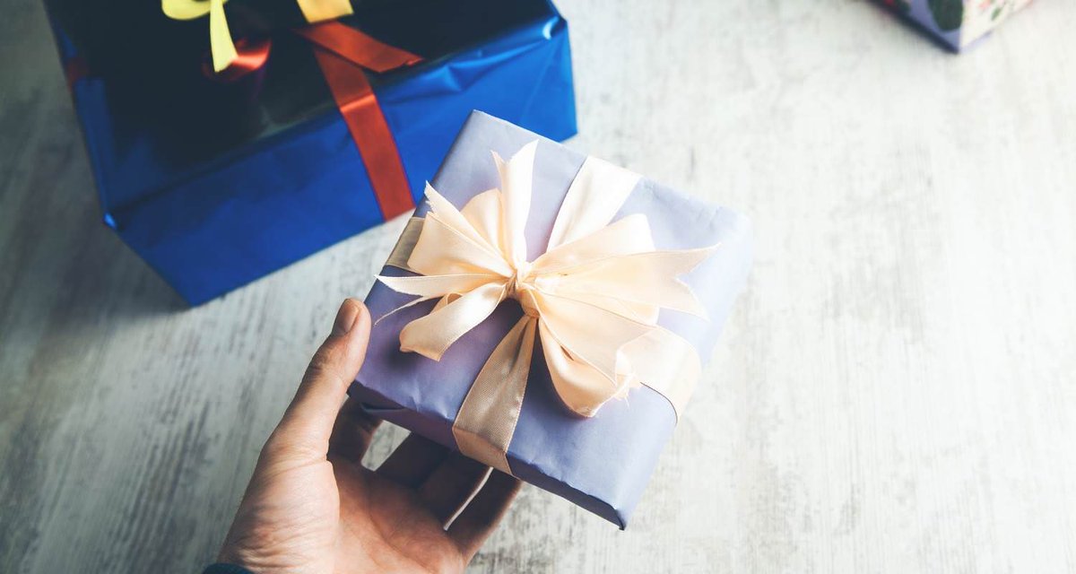 oopsvegan's tweet photo. When it comes to finding gifts for your #plantbased queen, the pressure is on! 🌱✨ Discover the perfect surprise that will make her heart (and the planet) smile in our complete wife-approved #vegangift guide. https://t.co/pra7GKObaR https://t.co/GN2C4nKz12