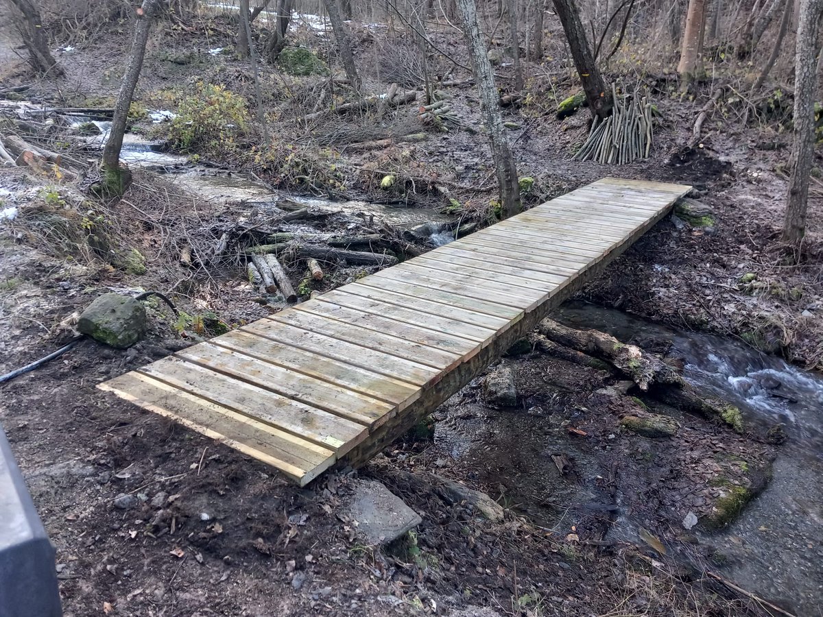 Millorem la passera de fusta del camí històric entre Tírvia i Glorieta de Montesclado, part de la Ruta de l'Últim Càtar i usada a la cursa <a href="/laribalera/">La Ribalera</a>. Substituïm bigues en mal estat per fusta amb certificació <a href="/PEFC_Catalunya/">PEFC Catalunya</a> 🌲🪓
#PNAltPirineu #senderisme