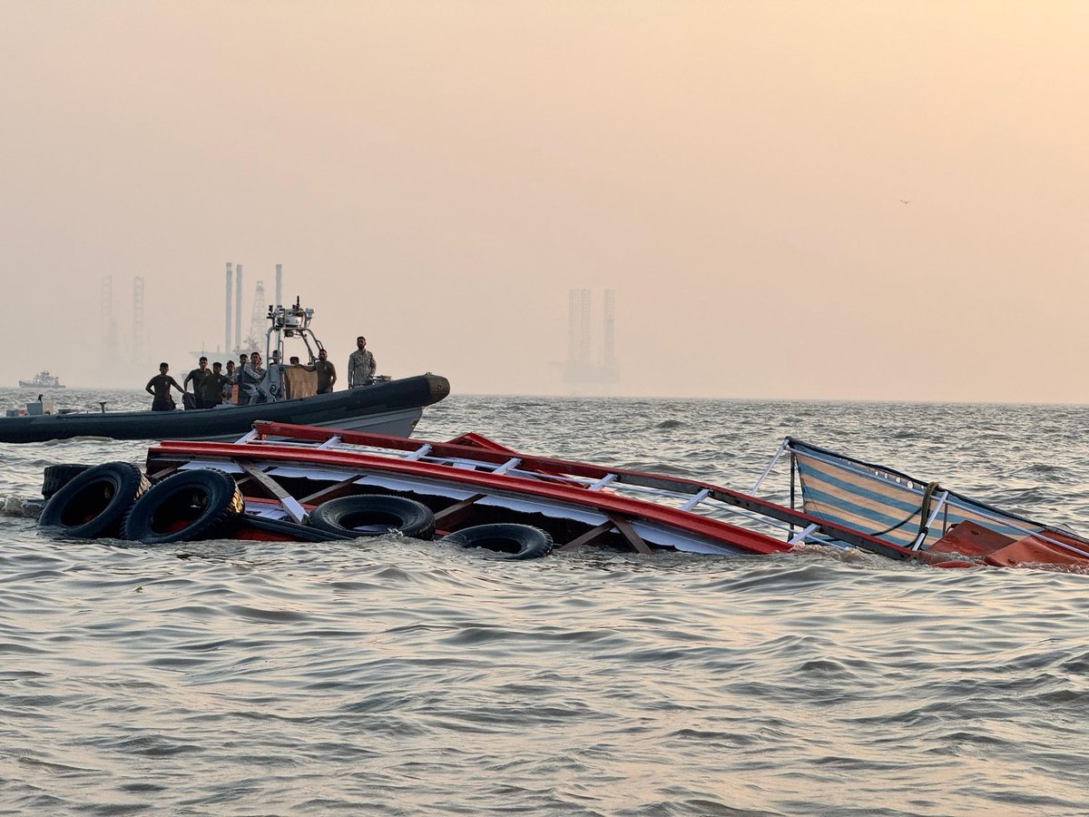 drmmeena83's tweet photo. Indian Navy craft lost control and collided with passenger ferry Neel Kamal near Karanja, Mumbai.
🔹 99 rescued
🔹 13 fatalities, including 1 Navy personnel
🔹 Rescue ops: 4 Navy helicopters, 11 naval craft, Coast Guard &amp; Marine Police on-site.#boataccident https://t.co/s6Mqxgly5H